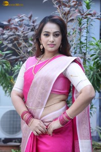 actress ester noronha cute looks in a saree