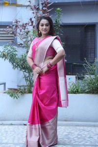 actress ester noronha cute looks in a saree