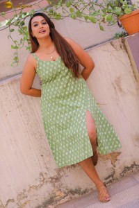 actress ester noronha sexy looks in a low neck green dress