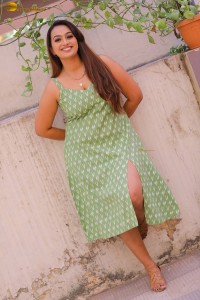 actress ester noronha sexy looks in a low neck green dress