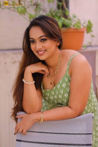 actress ester noronha sexy looks in a low neck green dress