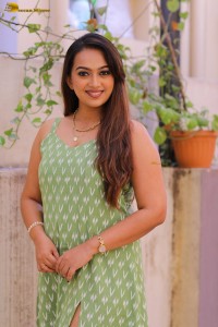 actress ester noronha sexy looks in a low neck green dress