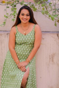actress ester noronha sexy looks in a low neck green dress