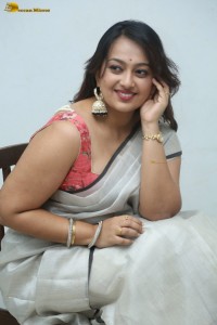 actress Ester Noronha hot in a silver saree