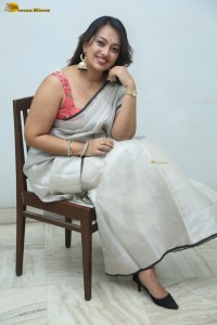 actress Ester Noronha hot in a silver saree