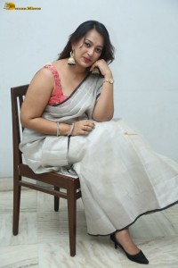 actress Ester Noronha hot in a silver saree