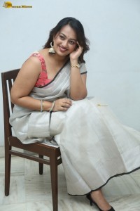 actress Ester Noronha hot in a silver saree