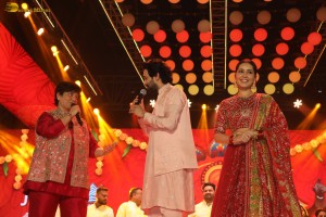 Falguni Pathak Navratri Utsav 2024 attended by Raashi Khanna and Vikrant Massey