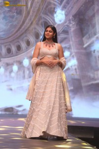 faria abdullah glamorous look while walking the ramp