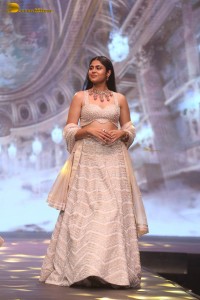 faria abdullah glamorous look while walking the ramp