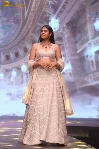 faria abdullah glamorous look while walking the ramp