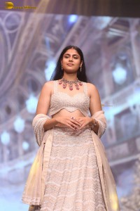 faria abdullah glamorous look while walking the ramp