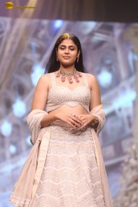 faria abdullah glamorous look while walking the ramp