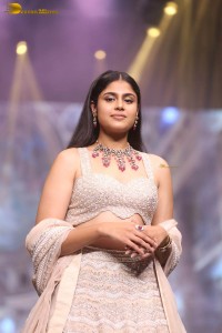 faria abdullah glamorous look while walking the ramp