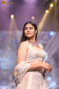 faria abdullah glamorous look while walking the ramp