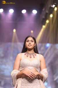 faria abdullah glamorous look while walking the ramp