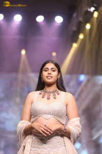 faria abdullah glamorous look while walking the ramp