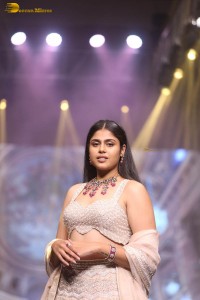 faria abdullah glamorous look while walking the ramp