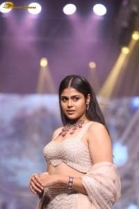 faria abdullah glamorous look while walking the ramp