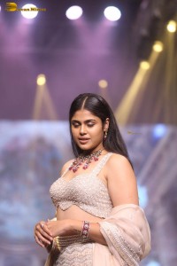 faria abdullah glamorous look while walking the ramp