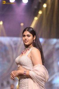 faria abdullah glamorous look while walking the ramp