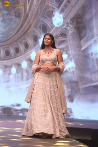 faria abdullah glamorous look while walking the ramp