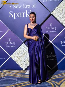 Indian actress Fatima Sana Shaikh beautiful in a blue saree