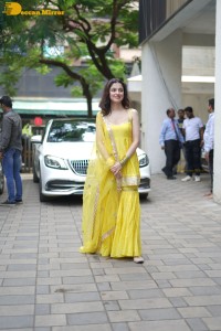 Divya Khosla Kumar, Sara Ali Khan, Sidharth Malhotra and other celebrities offer prayers at T-Series Ganesh