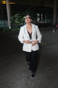 Bollywood superstar shah rukh khan’s wife gauri khan spotted at mumbai airport on feb 21, 2023