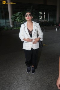 Bollywood superstar shah rukh khan’s wife gauri khan spotted at mumbai airport on feb 21, 2023