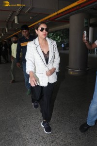 Bollywood superstar shah rukh khan’s wife gauri khan spotted at mumbai airport on feb 21, 2023