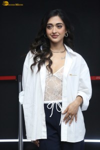 actress Gayatri Bhardwaj chic look in a white shirt