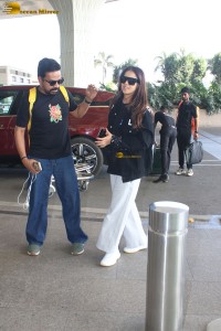 Bollywood and Tollywood actress Genelia stylish looks at mumbai airport