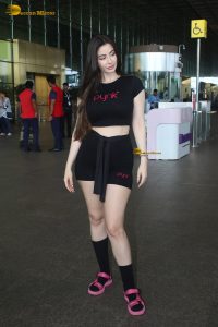 bollywood actress Giorgia Andriani red-hot looks in black shorts