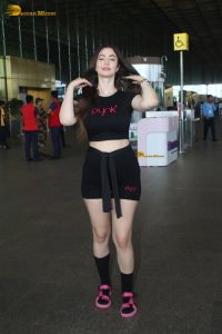 bollywood actress Giorgia Andriani red-hot looks in black shorts