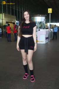 bollywood actress Giorgia Andriani red-hot looks in black shorts