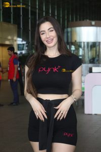 bollywood actress Giorgia Andriani red-hot looks in black shorts