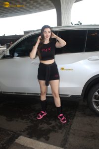 bollywood actress Giorgia Andriani red-hot looks in black shorts