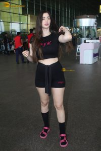 bollywood actress Giorgia Andriani red-hot looks in black shorts