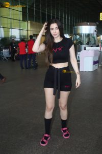 bollywood actress Giorgia Andriani red-hot looks in black shorts