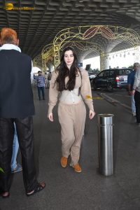 actress Giorgia Andriani stylish in a hoodie at mumbai airport