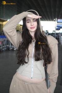 actress Giorgia Andriani stylish in a hoodie at mumbai airport