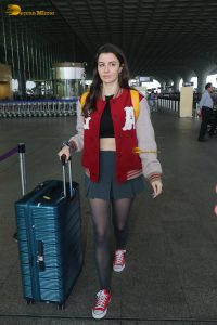 actress Giorgia Andriani chic look at mumbai airport