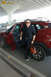 Govinda spotted with his wife Sunita Ahuja at Mumbai Airport on November 5, 2022