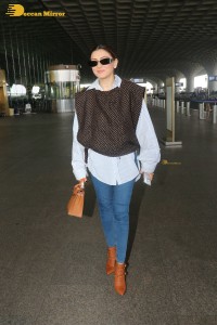 hansika motwani in blue jeans at airport