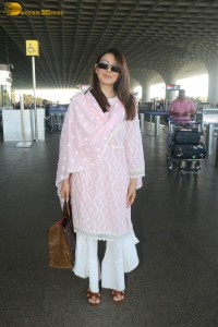actress hansika motwani in a salwar dress at the airport