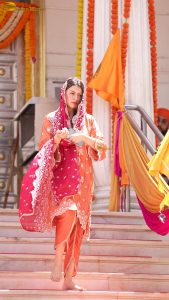 actress hansika motwani beautiful in a orange dress