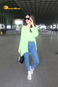 Hansika Motwani in a green shirt and blue denim jeans