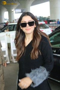 Bollywood Actress Hansika Motwani spotted traveling with mother Mona