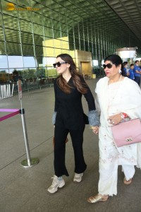Bollywood Actress Hansika Motwani spotted traveling with mother Mona